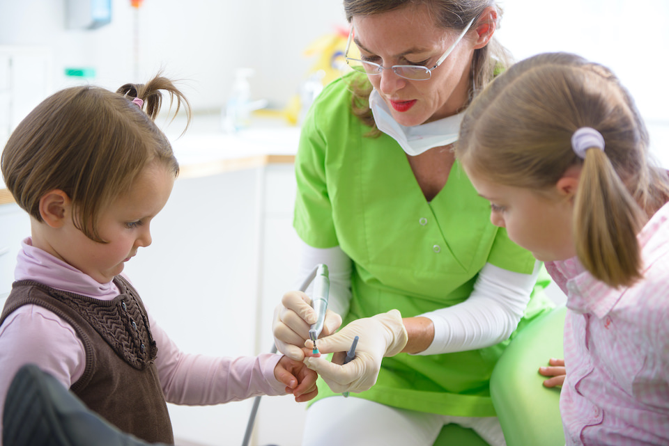 Kinderzahnbehandlung in der Kinderzahnarztpraxis Dr. Uta Salomon in Friedrichshafen