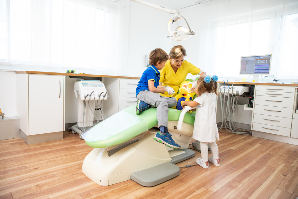 Behandlungszimmer für Kinder in der Kinderzahnarztpraxis Dr. Uta Salomon in Friedrichshafen